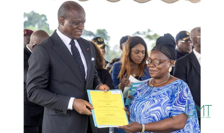 Brice-Clotaire-Oligui-Nguema-remettant-un-titre-foncier-a-une-compatriote Brice-Clotaire-Oligui-Nguema-remettant-un-titre-foncier-a-une-compatriote