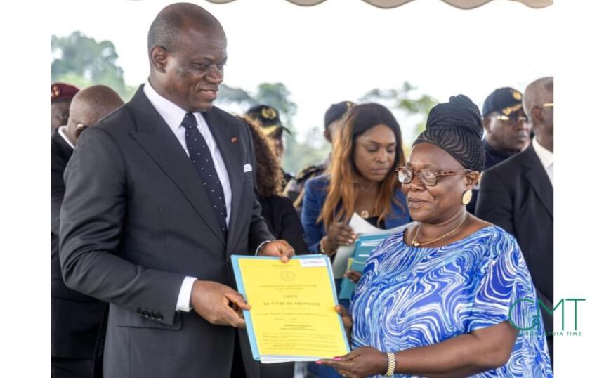 Brice-Clotaire-Oligui-Nguema-remettant-un-titre-foncier-a-une-compatriote Brice-Clotaire-Oligui-Nguema-remettant-un-titre-foncier-a-une-compatriote